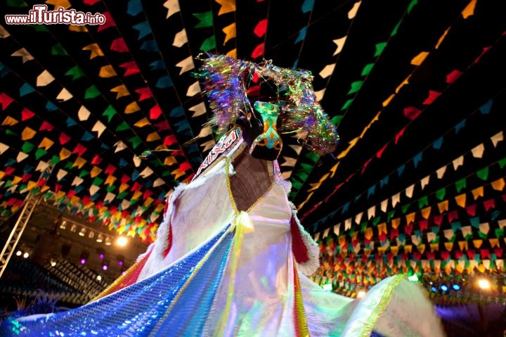 Il bue Bumba-meu-boi a San luis. Nel nord-est del Brasile le “festas juninas” prendono il nome di “Festas de São João”, in onore a San Giovanni Battista.

