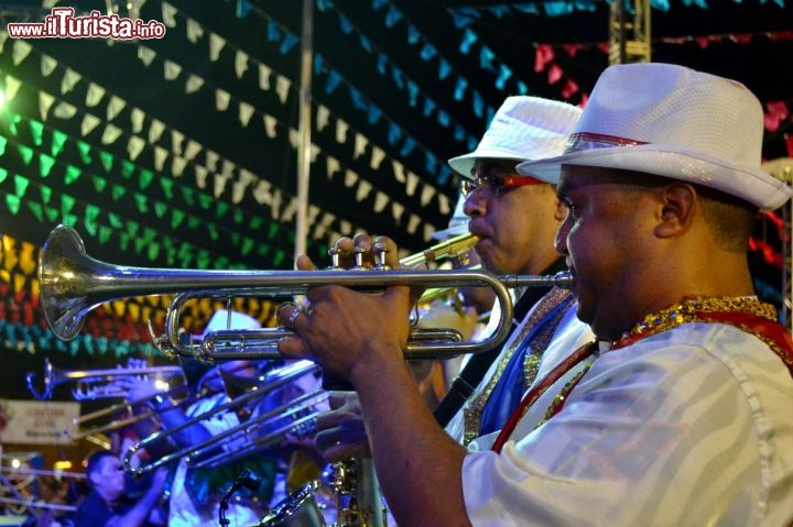 L'orchestra che accompagna la Bumba-meu-boi generalmente è costituita da strumenti a fiato o a corda come il sax, il clarinetto ed il banjo. Nella città di San Luis esistono oltre cento gruppi di Bumba-meu-boi, ognuno dei quali possiede il proprio personalissimo modo di esprimersi attraverso le coreografie, l'abbigliamento e la cadenza della musica. Nella foto una orchestra in azione a Sao Luis