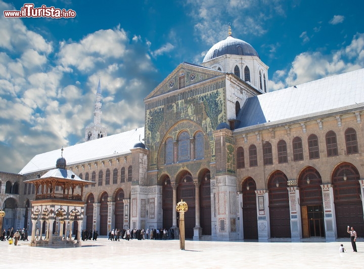 La Moschea degli Omayyadi a Damasco, Siria - Una delle attrazioni più fotografate della Siria è la Grande Moschea di Damasco, conosciuta anche come la moschea degli Omayyadi, eretta la dove esisteva già un tempio nel 3.000 avanti Cristo. Lei stessa è comunque un edificio storico che vanta quasi 1.300 anni di vita, e la sua architettura ha sicuramente influenzato lo stile di molte moschee dell'antichità. Damasco è sicuramente una città che dovrebbe far parte del bagaglio di ogni viaggiotore, dato che tra l'altro è considerata la città più a lungo abitata dall'uomo, in modo continuativo, di tutta la storia.

I viaggiatori che hanno avuto la fortuna di viaggiare in Siria descrivono questa nazione come una delle più affascinanti del pianeta. Putroppo la situazione attuale, con una guerra civile in corso, sconsiglia ogni tipo di viaggio in questo paese del Medio Oriente. 

Per essere informati sulla situazione in Siria: Siria Viaggiare Sicuri - © Waj / Shutterstock.com
