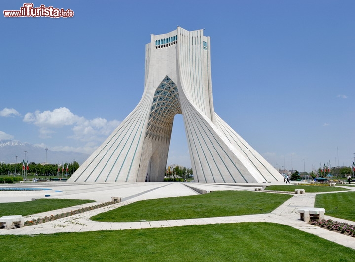 Torre di Azadi a Tehran, in Iran - Questo monumento imponente è divenuto il simbolo della capitale dell'iran, malgrado sia stato voluto dall'ultimo Scià, Mohammad Reza Pahlavi. Venne eretta nel 1971 per festeggiare i 2.500 anni dalla nascita del primo Impero Persiano, per opera di Ciro il Grande. E' stata costruita all'ingresso ovest di Tehran,  con marmo bianco e pietra della regione di Esfahan,  e tocca i 50 metri di altezza.  Al suo interno ospita l'Azadi Museum, letteralmente il "Museo della Libertà" come è stata ribattezzato dai Guardiani della Rivoluzione.

In realtà Viaggiare in Iran al momento non è pericoloso, diciamo che l'inserimento di questa nazione nella gallery è stato indotto da ragioni "scaramantiche" dato che gli equilibri del medio oriente appaiono piuttosto instabili, e dipendono i massima parte da cià che succederà in Siria nei prossimi mesi.

Si consiglia comunque di consultare la pagina di Viaggiare Sicuri in Iran, prima di organizzare un viaggio

© Klara Vlasakova / Shutterstock.com
