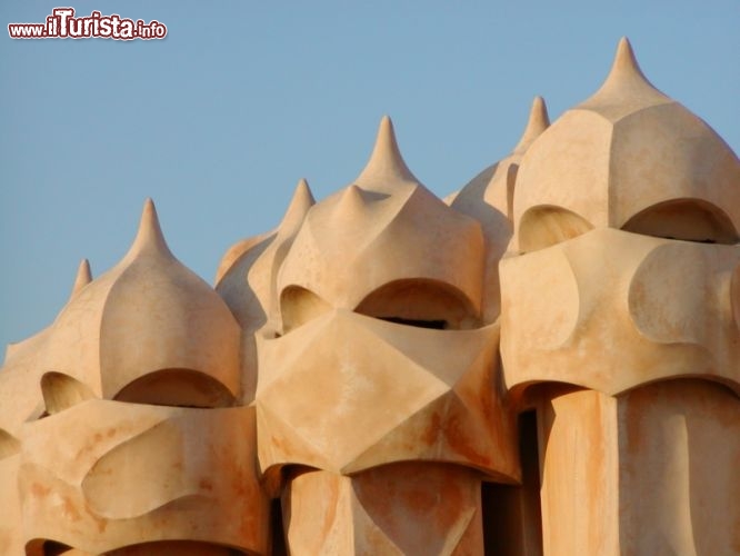 Immagine I famosi comignoli della Casa Mila a Barcellona, capolavoro di Gaudì - © risamay / iStockphoto LP.