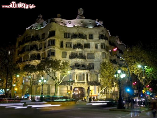 Immagine La Pedrera (Casa Milà, foto della facciata di notte a Barcellona - © JordiDelgado / iStockphoto LP.