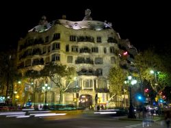 La Pedrera (Casa Milà, foto della facciata di notte a Barcellona - © JordiDelgado / iStockphoto LP.