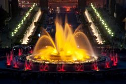 Fontana Magica al Montjuic di Barcellona Spagna - © Ventura / Shutterstock.com