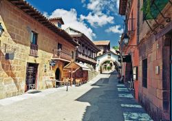 Il Poble Espanyol villaggio tradizionale al Montjuic di Barcellona Spagna - © Zastolskiy Victor / Shutterstock.com