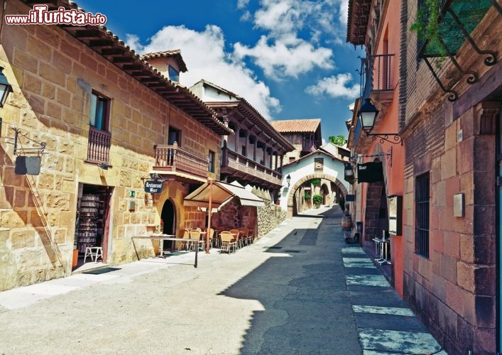 Immagine Il Poble Espanyol villaggio tradizionale al Montjuic di Barcellona Spagna - © Zastolskiy Victor / Shutterstock.com