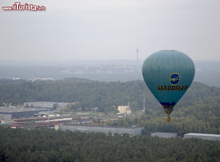 La torre della televisione a Vilnius fa da sfondo ad una mongolfiera