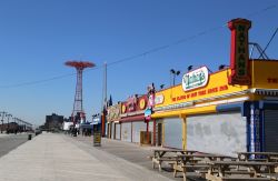 Il molo di Coney island con uno dei ristoranti ...