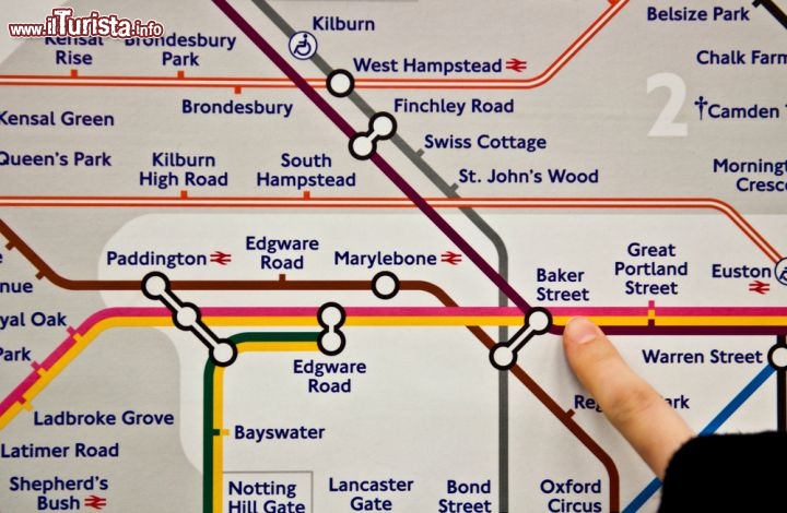 Immagine La cartina della metropolitana di Londra: indicata la fermata di Baker Street London, la migliore per raggiungere il museo delle cere di Madame Tussauds - © Luis Santos / Shutterstock.com