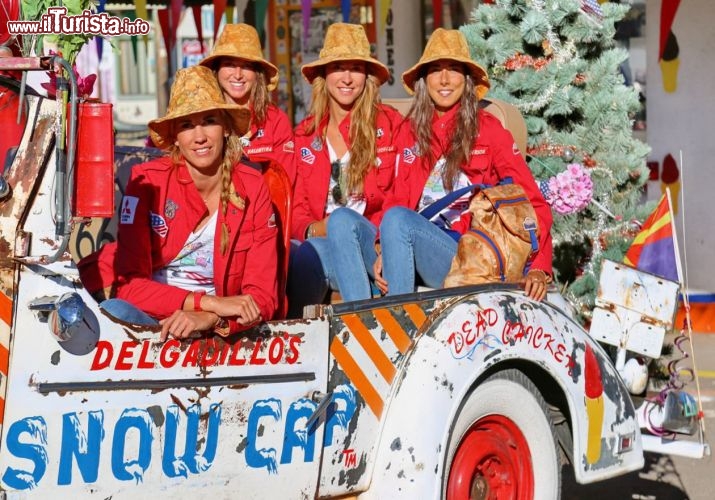 Foto di gruppo in Arizona - Il team a bordo della macchina del tipico locale chiamato Snow Cap - © DONNAVVENTURA® 2013 - Tutti i diritti riservati - All rights reserved