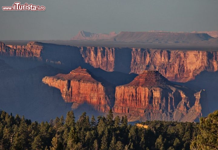 Ecco le ragazze in volo con l'elicottero - una veduta del Grand Canyon del Colorado, un particolare del North Rim - © DONNAVVENTURA® 2013 - Tutti i diritti riservati - All rights reserved