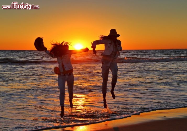 Valentina e Ana di fronte all'oceano Pacifico - I tramonti della California sono sempre uno spettacolo di rara bellezza, tutta da fotografare - © DONNAVVENTURA® 2013 - Tutti i diritti riservati - All rights reserved