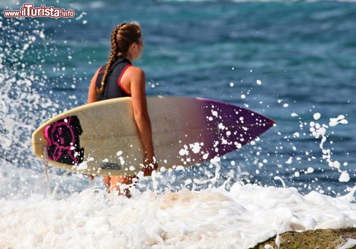 La forografia di una ragazza che surfa sullisola di Maui, isole Hawaii - © DONNAVVENTURA® 2013 - Tutti i diritti riservati - All rights reserved