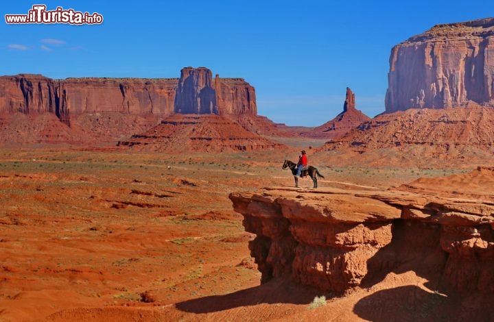 Panorama spettacolare della Monument Valley - ci trovamo nei delle rocce chiamate le 3 sorelle - © DONNAVVENTURA® 2013 - Tutti i diritti riservati - All rights reserved