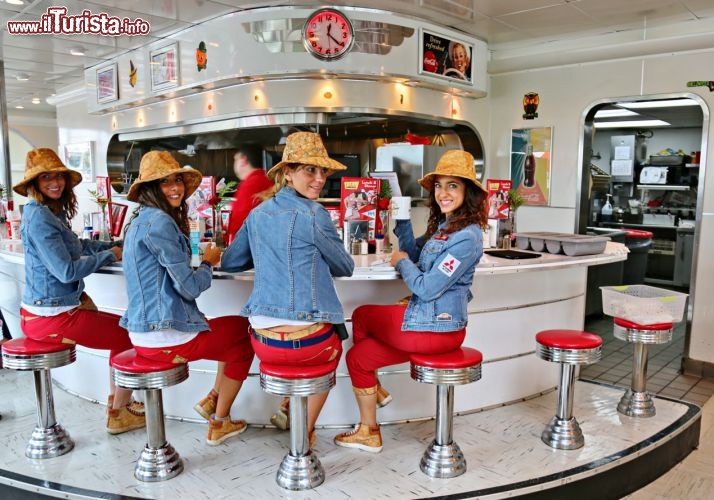Le nostre ragazze alla fine della Route 66 -  Tutte sedute nel tipico autogrill Ruby's Auto Diner - © DONNAVVENTURA® 2013 - Tutti i diritti riservati - All rights reserved 