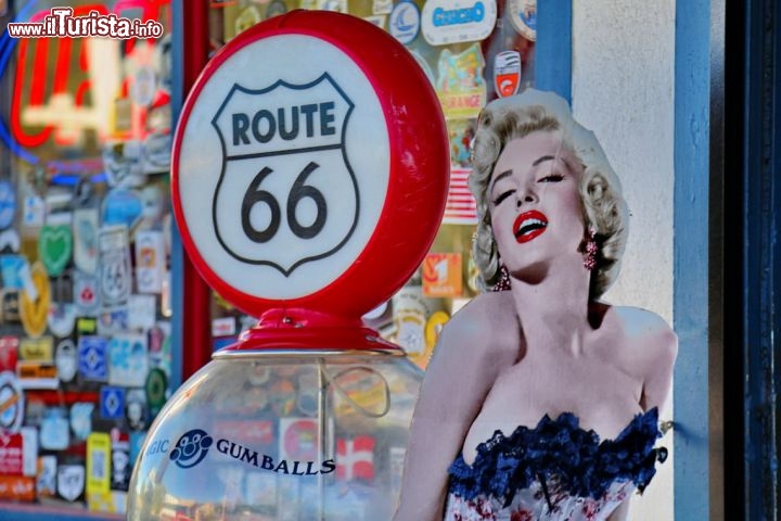 Due icone americane fotografate a Seligman - Questa cittadina è una tappa d'obbligo in un tour dell'Arizona - © DONNAVVENTURA® 2013 - Tutti i diritti riservati - All rights reserved