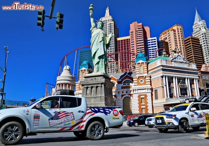La carovana a Las Vegas - Sullo sfondo la Grande Mela "taroccata", ovvero le ragazze si trovano davanti al New York New York - © DONNAVVENTURA® 2013 - Tutti i diritti riservati - All rights reserved