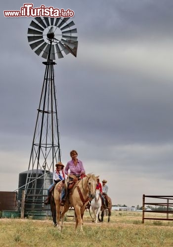 Phyllis di Los Cedros Ranch  - a cavallo con il team, nei dintorni di Amarillo, Texas (USA) - © DONNAVVENTURA® 2013 - Tutti i diritti riservati - All rights reserved