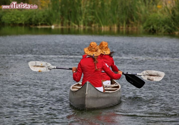Ana e Valentina - a bordo di una canoa nella fattoria che hanno visitato - © DONNAVVENTURA® 2013 - Tutti i diritti riservati - All rights reserved