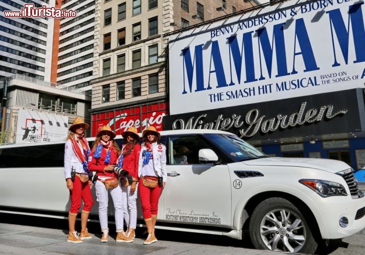 Hammer limousine lungo Broadway - E' la via dei grandi teatri e dei Musical che per anni vengono proposti con un successo davvero evergreen - © DONNAVVENTURA® 2013 - Tutti i diritti riservati - All rights reserved