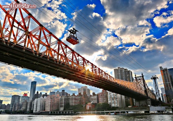 La spettacolare Funivia di New York City - Immagine della funvia che collega Manhattan a Roosevelt Island sopra l'Hudson river - © DONNAVVENTURA® 2013 - Tutti i diritti riservati - All rights reserved