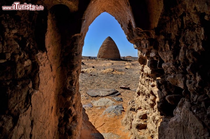 Dentro una koubba a Old Dongola in Sudan - Per ulteriori informazioni: I viaggi di Maurizo Levi ed in particolare il Tour del Regno dei Faraoni Neri