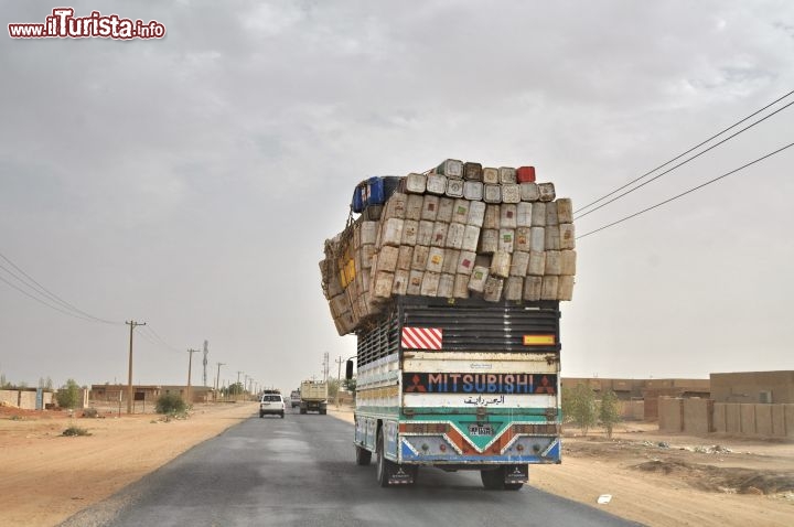Il ritorno nella "civiltà" lungo la strada asfaltata verso Karthoum, la capitale del Sudan - Per ulteriori informazioni: I viaggi di Maurizo Levi ed in particolare il Tour del Regno dei Faraoni Neri