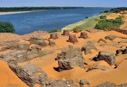 Il fiume Nilo e le rovine del sito archeologico ...