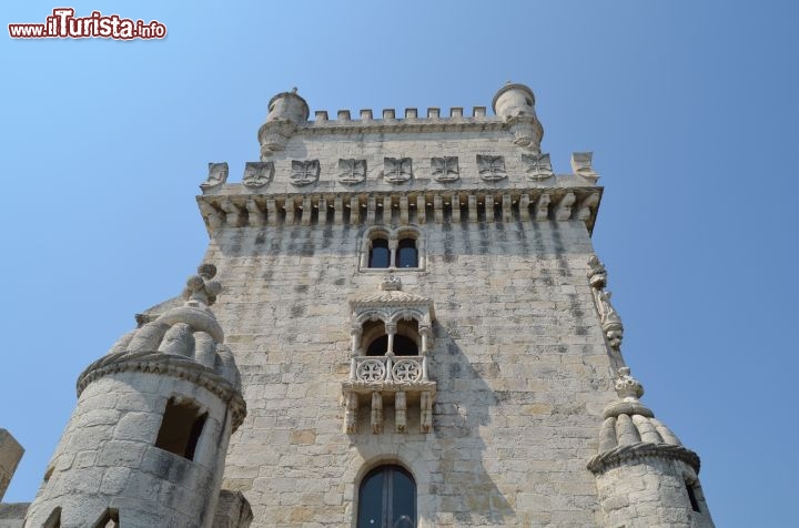Immagine L'imponente fronte della Torre di Belem, uno dei punti di riferimento della città di Lisbona, la capitale del Portogallo