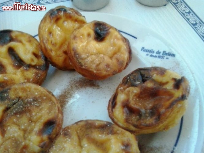 Immagine Particolare dei buonissimi pasteis de Belem, i pasticcini alla crema, uno dei prodotti tipici di Lisbona