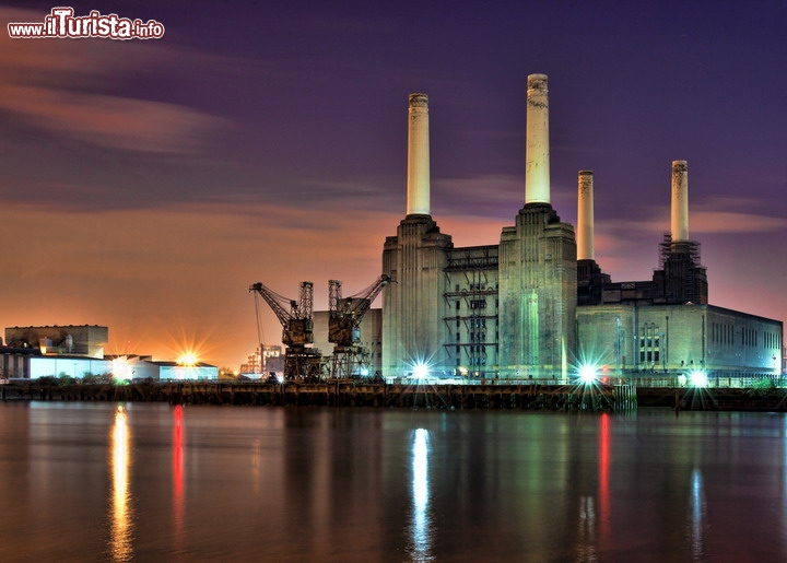 Battersea Power station sul Tamigi, a Londra - La Graziosa Battersea Power Station, con il suo stile Art Deco, è opera di Sir Giles Gilbert Scott  e si trova sul fiume Tamigi, a ovest delle Camere del Parlamento di Londra. Facilmente riconoscibile per i suoi iconici camini, la Battersea Power Station è costituita da due centrali e un complesso più grande che furono costruiti rispettivamente nel 1930 e nel 1950. Con le  sue linee semplici, ma eleganti, è sicuramente una delle costruzioni industriali simbolo di Londra. Dal 1983 la stazione è chiusa al pubblico, e l'abbandono e la mancanza di manutenzione appropriata hanno minato la sua integrità. Ma ciò che preoccupa maggiormente è che il sito è in programma per una imminente riqualificazione, e vi è il timore che i piani di recupero non proteggano adeguatamente i camini e il look esterno della sagoma della centrale, tanto caro ai londinesi  - © Peter Wallace / Shutterstock.com