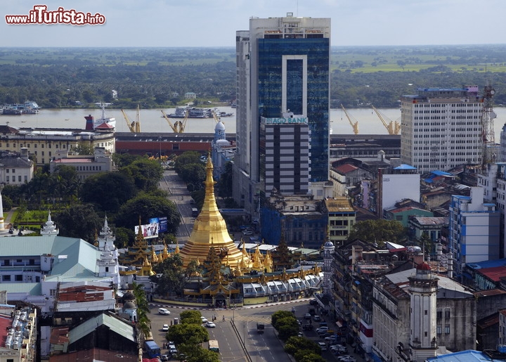 Centro storico di Yangon, in Myanmar - Un centinaio di anni fa , Yangon è stata una delle principali città commerciali dell'Asia, casa per persone provenienti da varie parti del mondo. Oggi il centro di Yangon è quindi una ricchezza storica cosmopolita, con varie architetture religiose, così come vanta la più grande collezione di architettura coloniale del diciannovesimo - ventesimo secolo nel sud-est asiatico. Una fase di nuovo sviluppo edilizio sta mettendo ora in pericolo questo unico paesaggio urbano. Secolari e belli edifici residenziali e commerciali vengono abbattuti ad un ritmo allarmante, e sontuosi edifici di proprietà del governo sono ulteriormente caduti in rovina da quando il regime si è trasferito nella capitale amministrativa di Nay Pyi Taw nel 2005. Vi è quindi la necessità di bilanciare la tutela del patrimonio e la modernizzazione della città al fine di garantire un futuro sostenibile  - © ben bryant / Shutterstock.com 