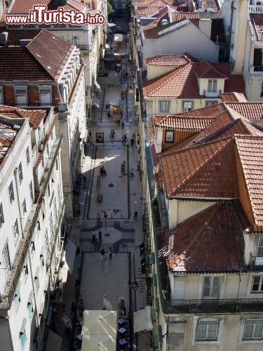 Immagine La centralissima Rua Augusta a Lisbona vista dal belvedere sulla sommità dell'Arco - © Salvatore Chiariello / shutterstock.com