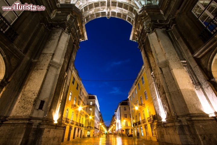 Immagine Sotto all'imponenza dell'Arco di Rua Augusta a Lisbona - © D.Bond / shutterstock.com