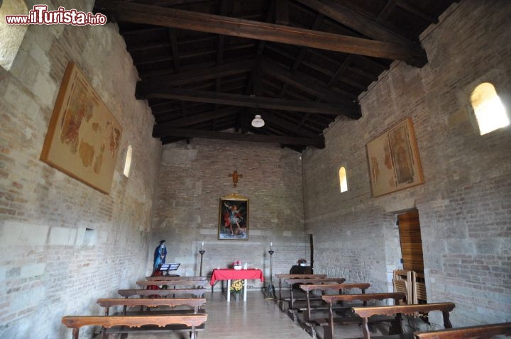 Navata interno Oratorio San Michele a Castelvetro - L'interno semplice possiede alcuni frammenti di affreschi, ma i muri in cotto ci ricordano che sono successivi, dato che la struttura originaria era stata costruita con pietre di arenaria