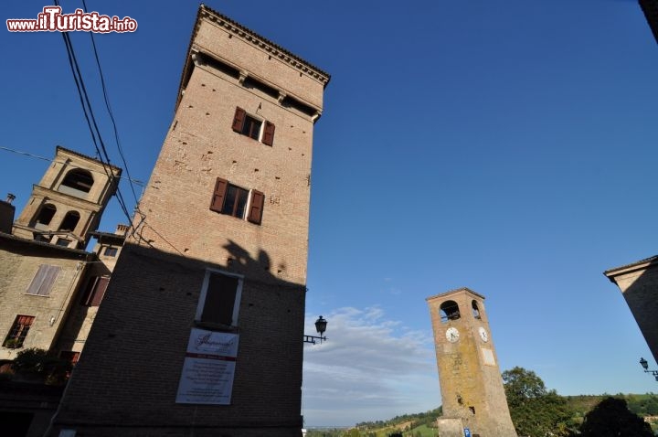 Torre delle Prigioni, Campanile della Parrocchiale antica e Torre Orologio a Castelvetro  - Assieme al campanile della Nuova Parracchiale, queste tre torri caratterizzano la "Skyline" di Castelvetro di Modena