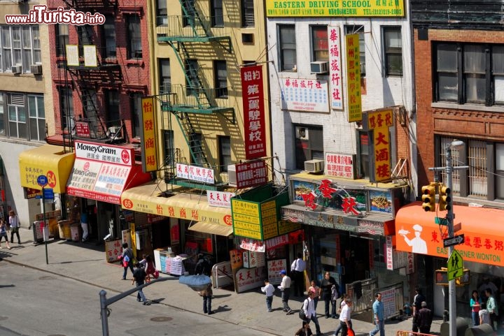 Immagine Negozi a Chinatown a Manhattan. Il quartiere cinese più famoso del mondo si trova a New York City - © Philip Lange / Shutterstock.com
