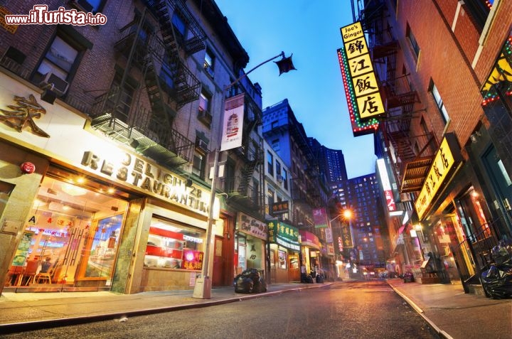 Immagine Pell Street a Chinatown: siamo a Manhattan il cuore di New York City - © SeanPavonePhoto / Shutterstock.com