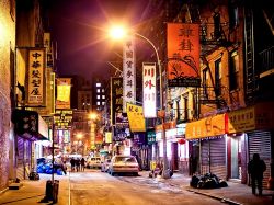 Foto notturna di Chinatown a New York - © ...