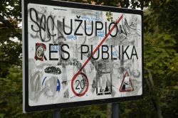 Il cartello della Repubblica utopica di Uzupis (Uzupio Res Publika) a Vilnius