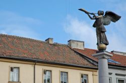 Uzupis: la famosa statua dell'Arcangelo Gabriele a Vilnius
