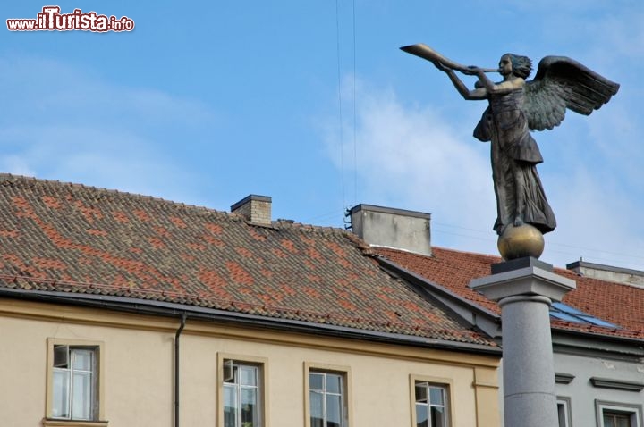 Immagine Uzupis: la famosa statua dell'Arcangelo Gabriele a Vilnius