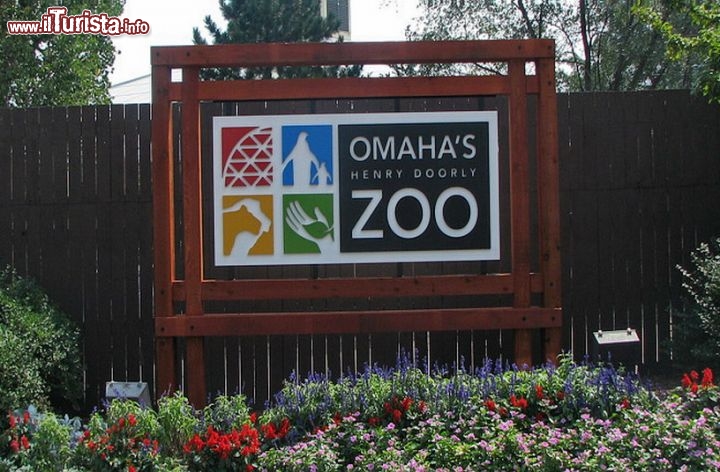 Immagine Cartello all'ingresso dello Zoo di Omaha in Nebraska (USA). Notare nel logo il disegno della grande cuoloa geodetica del Desert Dome, che ospita il deserto artificiale più grande del mondo