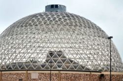 Desert Dome il deserto indoor più grande del mondo Omaha Zoo USA. Si trova all'interno della cupola geodetica chiusa più vasta di tutto il pianeta, con altezza di 42 metri ...