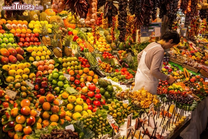Immagine Il colorato display di frutta e verdura al Mercato La Boqueria di Barcellona in Spagna, uno dei mercati alimentari più antici in Europa - © Christian Mueller / Shutterstock.com