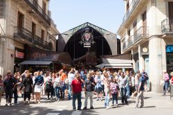 Ingresso principale della Boqueria, il mercato coperto alimentare si trova sulla Rambla di Barcellona in Spagna - © Iakov Filimonov / Shutterstock.com 