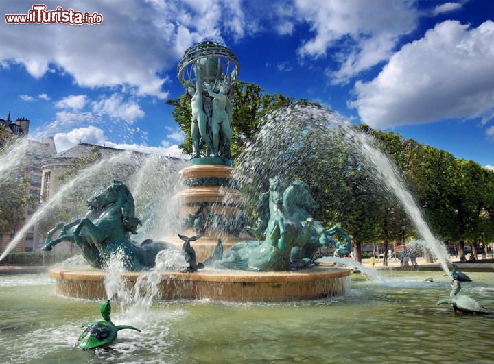 La Fontaine de l'Oservatoire nel Jardin Marco Polo a Parigi - Questa fontana monumentale è anche conosciuta con il nome di Fontaine des Quatre-Parties-du-Monde, e venne progettata dall'artista  Jean-Baptiste Carpeaux, ed eretta nel 1874 nei Giardini Marco Polo, non distante dal più importante Jardin du Luxembourg. Per questo motivo viene anche ricordata, più semplicemente, come la Fontana Carpeaux. In realtà, inizialmente, le 4 forme femminili,che sorreggono il globo, vennero pesantemente criticate, per il loro aspetto troppo gracile e la mancanza di grazia nei loro movimenti. Fu solo dopo la morte del Carpeaux che il suo progetto venne riconosciuto come un vero capolavoro. I modelli di Carpeaux sono conservati al Musée d'Orsay in centro a Parigi. I cavalli  della vasca sono invece opera di Emmanuel Frémiet - © Nikonaft / Shutterstock.com
