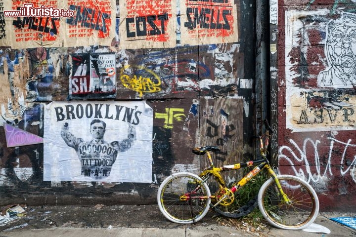 Immagine Graffiti e degrado a Brooklyn, tra i vari murales di New York City - © gabriel12 / Shutterstock.com