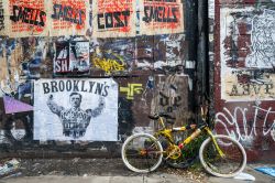 Graffiti e degrado a Brooklyn, tra i vari murales ...