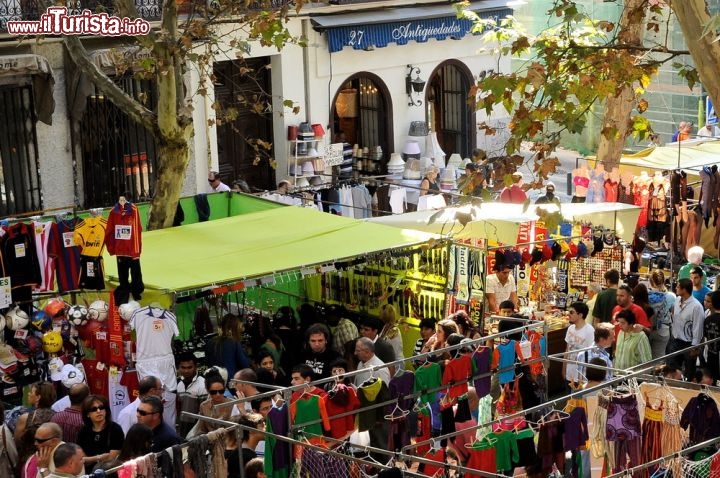 Immagine El Rastro mercato di Madrid sezione abbigliamento